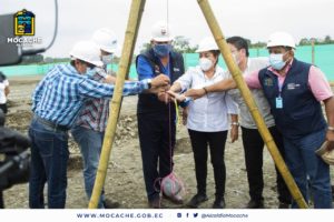 Alcaldesa de Mocache junto al Ministro de Vivienda colocan la primera piedra en la construcción de la 150 viviendas 